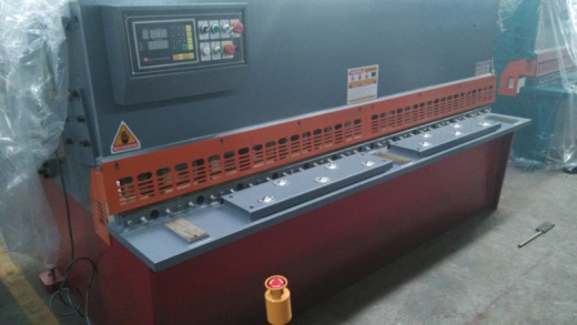 Гильотинные ножницы Quasar QC12Y-4х2500  Воронеж